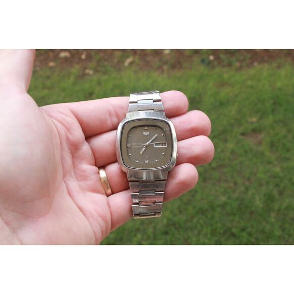 Vintage 1975 Seiko Automatic Mens Silver Watch W/daydate & Silver accents - Picture 3 of 8